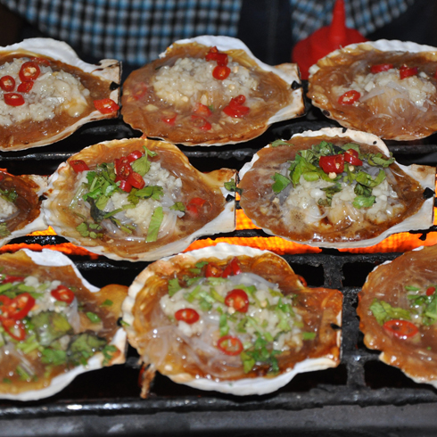 功夫食神煲仔飯-小師妹碳烤生蠔扇貝